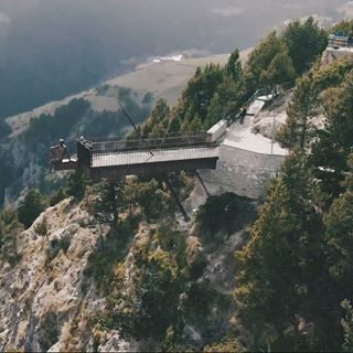 En Andorra Bike Tracks, no todo es pedalear!! Gastronomia, cultura, puntos de interés 📷 como el mirador suspendido al vacio del 👉🏻 Roc del Quer...😲😲, complementan esta magnífica ruta #BTT o #cicloturismo  Quien se anima?!😉
•

#andorrabiketracks #rutasporetapas #andorra #cicloturismo #roadcycling #cycling #biketour #cyclingtour #clubciclista #ruedafina #rutaenbici #bikeviews #BTT #MTB #rocdelquer #colldebeixalis #arcalís #bicicletademontaña #andorraterritoriciclista #andorraroadbike #roadslikethis #bicicletadecarretera #puertosdemontaña #ciclismo #ciclisme