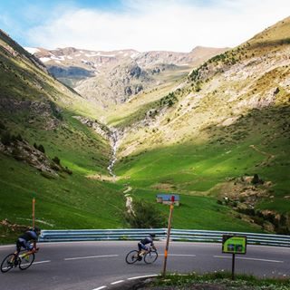 Así está Andorra... #paraisociclista de los Pirineos...🤩🤩
No te pierdas descubrirlo con nuestra impresionante ruta por etapas ROAD! Elije tus fechas y nosotros nos ocupamos de todo! Menos de pedalear!😉
•
#andorrabiketracks #rutasporetapas #andorra #cicloturismo #roadcycling #cycling #biketour #cyclingtour #clubciclista #rutaenbici #bikeviews #outdoorisfree #bttandorra #cyclingtours #rutabtt #mountainbike #rutaporetapas #andorraroadbike #roadslikethis #escapadabtt #cicloescapada #bicicletadecarretera #puertosdemontaña #ciclismo #ciclisme #outsideisfree