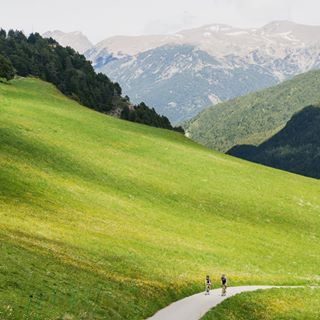 Si te gusta el verde..., esta es tu ruta por etapas en bicicleta!💚💚😉
Descubre Andorra en 3 etapas de #cicloturismo ➡️ 245km ⬆️7.000m!
•
#BTT ➡️ 185km ⬆️ 5.300m!
 Organizamos y adaptamos tus rutas!

#andorrabiketracks #rutasporetapas #andorra #cicloturismo #roadcycling #cycling #biketour #cyclingtour #clubciclista #rutaenbici #bikeviews #outdoorisfree #bttandorra #cyclingtours #rutabtt #mountainbike #andorraterritoriciclista #andorraroadbike #roadslikethis #escapadabtt #mtbtour #covidready #bicicletadecarretera #cyclinglife #ciclismo #ciclisme #outsideisfree #mtbtour #puremtb #cyclingshot